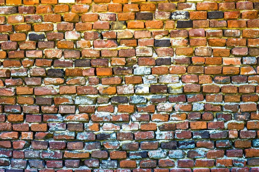 další cihla ve...