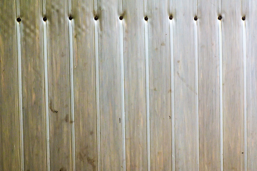 na vratech 4